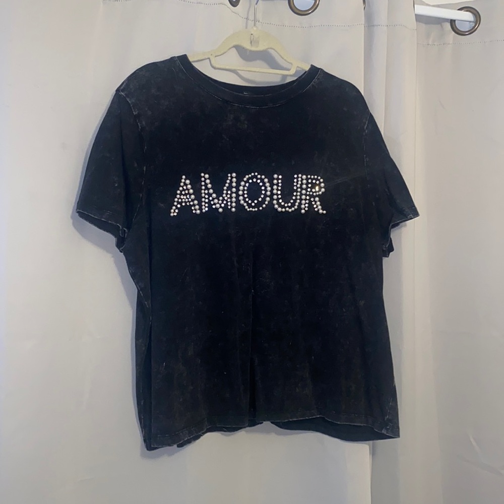 AMOUR pearl & rhinestone details size 2X tshirt